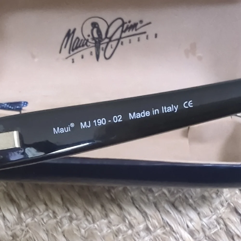 Maui Jim Black Sunglasses with Case - Picture 3 of 4